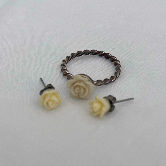 White rose ring and earring bundle - Picture 1 of 1